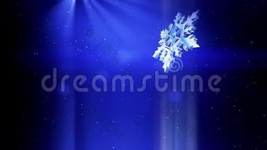 美丽的3d雪花在蓝色<strong>背景</strong>上在空中飞舞。 用作圣诞节、<strong>新年贺卡</strong>或冬季环境的动画